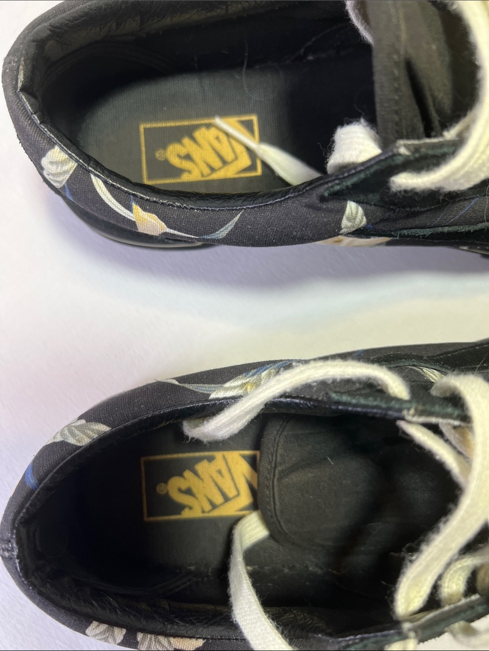 Vans Black Floral Low-Top Skate Shoes with Cream Accents 10 1/2 Men’s Women’s 12 - Picture 3 of 15